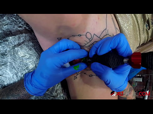 ❤️ tattooed ທີ່ສຸດ Hottie Sully Savage ໄດ້ຮັບ tattoo ສຸດ clitoris ຂອງນາງ ❤️❌ ໜັງໂປ້ພາສາລັດເຊຍ ຢູ່ພວກເຮົາ ❌