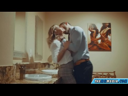 ❤️ ໃນເວລາທີ່ຜິວເນື້ອສີຂາວ busty seduces ທ່ານຢູ່ໃນຫ້ອງນ້ໍາສາທາລະນະ ❤️❌ ໜັງໂປ້ພາສາລັດເຊຍ ຢູ່ພວກເຮົາ ❌